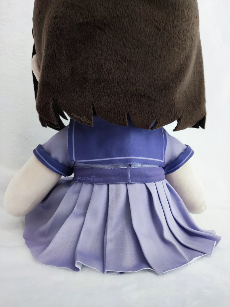 Back view of Uta Komagawa school uniform plush, pleated skirt and sailor collar details, custom anime doll commission – espalda uniforme marinero falda plisada peluche escolar anime japonés