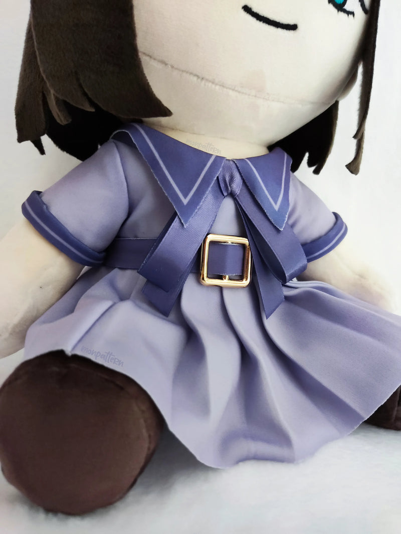 Close up of Uta Komagawa plush school uniform from Blue Reflection Ray, sailor collar and pleated skirt, handmade chibi doll clothing – traje escolar marinero falda plisada peluche Uta Komagawa uniforme japonés