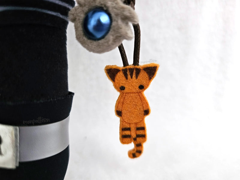 Mini cat keychain plush made of sublimated felt, tiny orange kitten charm accessory for dolls, cosplay props, kawaii chibi plush – llavero gato naranja fieltro miniatura peluche kawaii accesorio cosplay