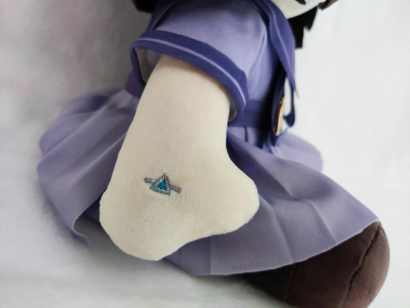 Close up of embroidered ring on Uta Komagawa plush hand from Blue Reflection Ray, handmade jewelry detail for chibi dolls – anillo bordado peluche Uta Komagawa detalle joyería artesanal