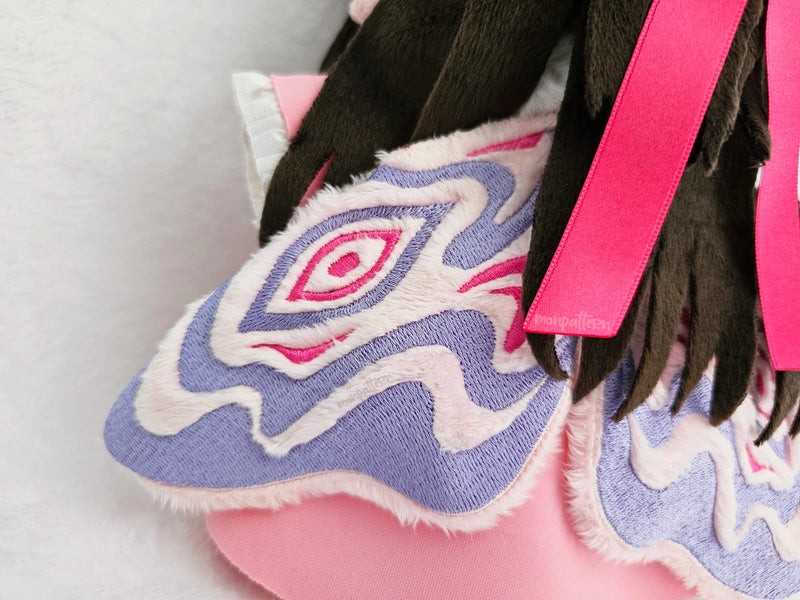 Custom plush wings crafted with faux fur fabric and embroidery, fantasy costume accessory for cosplay characters, magical handmade doll commission – alas de peluche bordadas accesorio cosplay fantasía artesanal