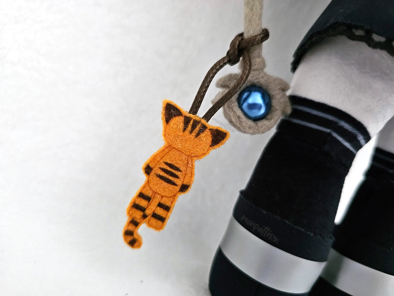 Back view of handmade plush doll commission, detailed chibi silhouette with custom clothing and hairstyle, collectible anime plush figure – foto espalda muñeco peluche chibi personalizado anime