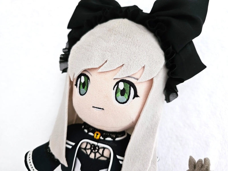 Sophia Esteed plush doll front view with large black bow headband, gothic lolita inspired outfit, embroidered eyes, handmade chibi plushie – muñeca de peluche Sophia Esteed lazo negro gótico kawaii