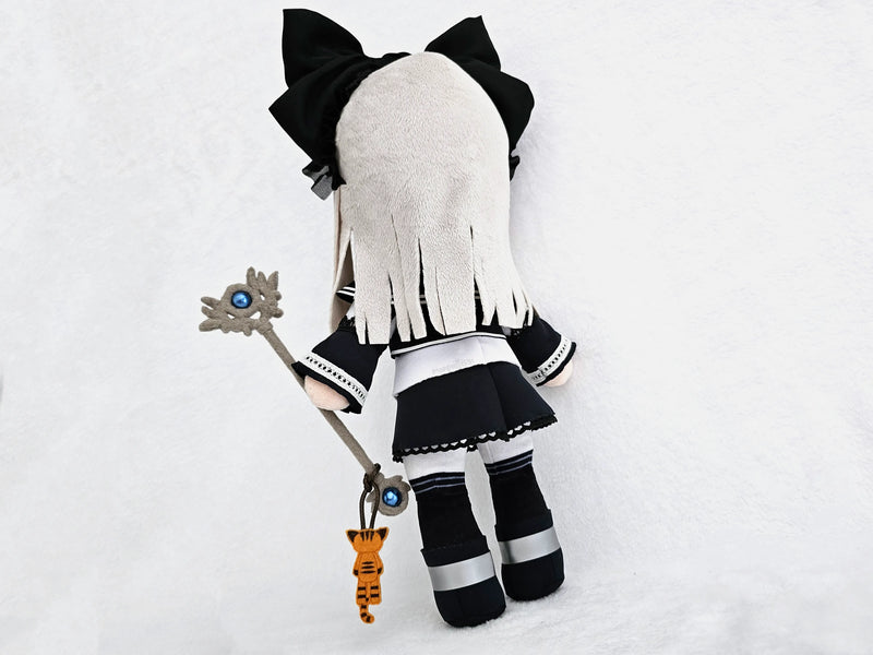 Back view of Sophia Esteed plush, long straight hair handmade with sewing pattern Straight Hair 1, easy hand-sewn wig, black outfit with wand and stockings – cabello largo cosido a mano patrón Straight Hair 1 peluca fácil magia fantasía