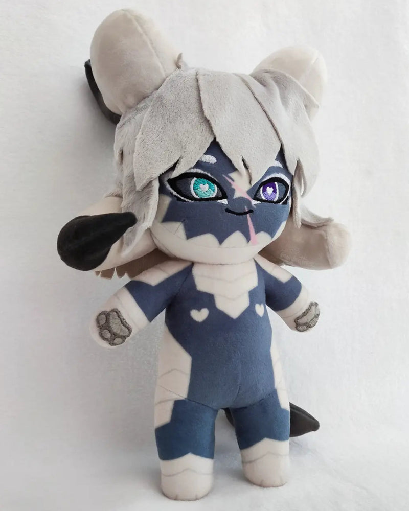 Chibi plush original character with horns and cat-paw pads, full sublimated body design, criaturas cuernos almohaditas manos gato cuerpo sublimado